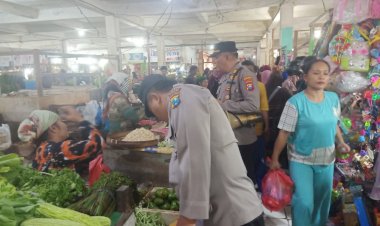 Polres-Sampang-Sambangi-Pasar-Tradisional-Antisipasi-Peredaran-Uang-Palsu